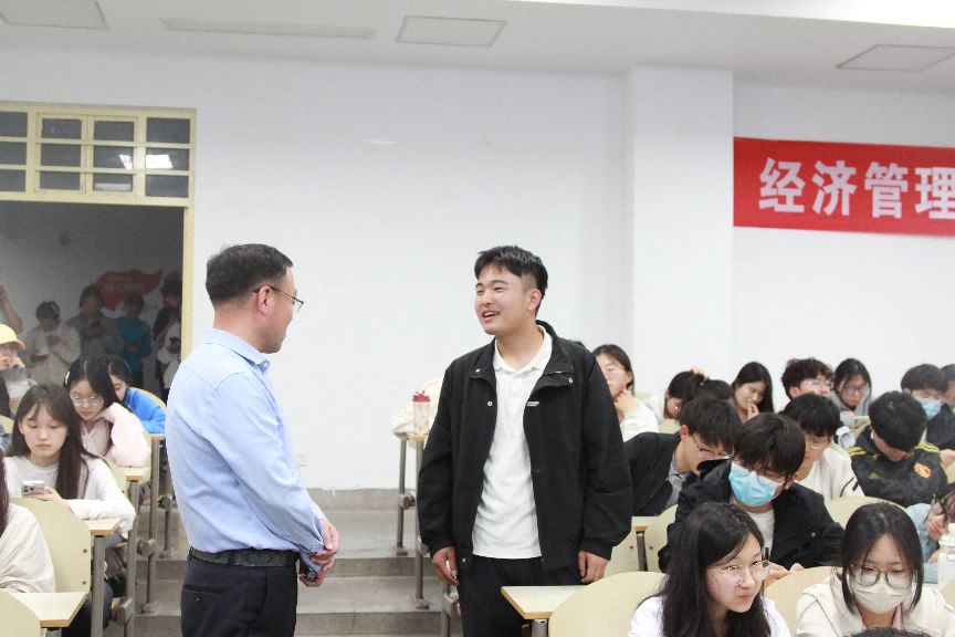 说明: evolution平台
举办优秀校友白刃返校座谈会3 说明: evolution平台
举办优秀校友白刃返校座谈会3