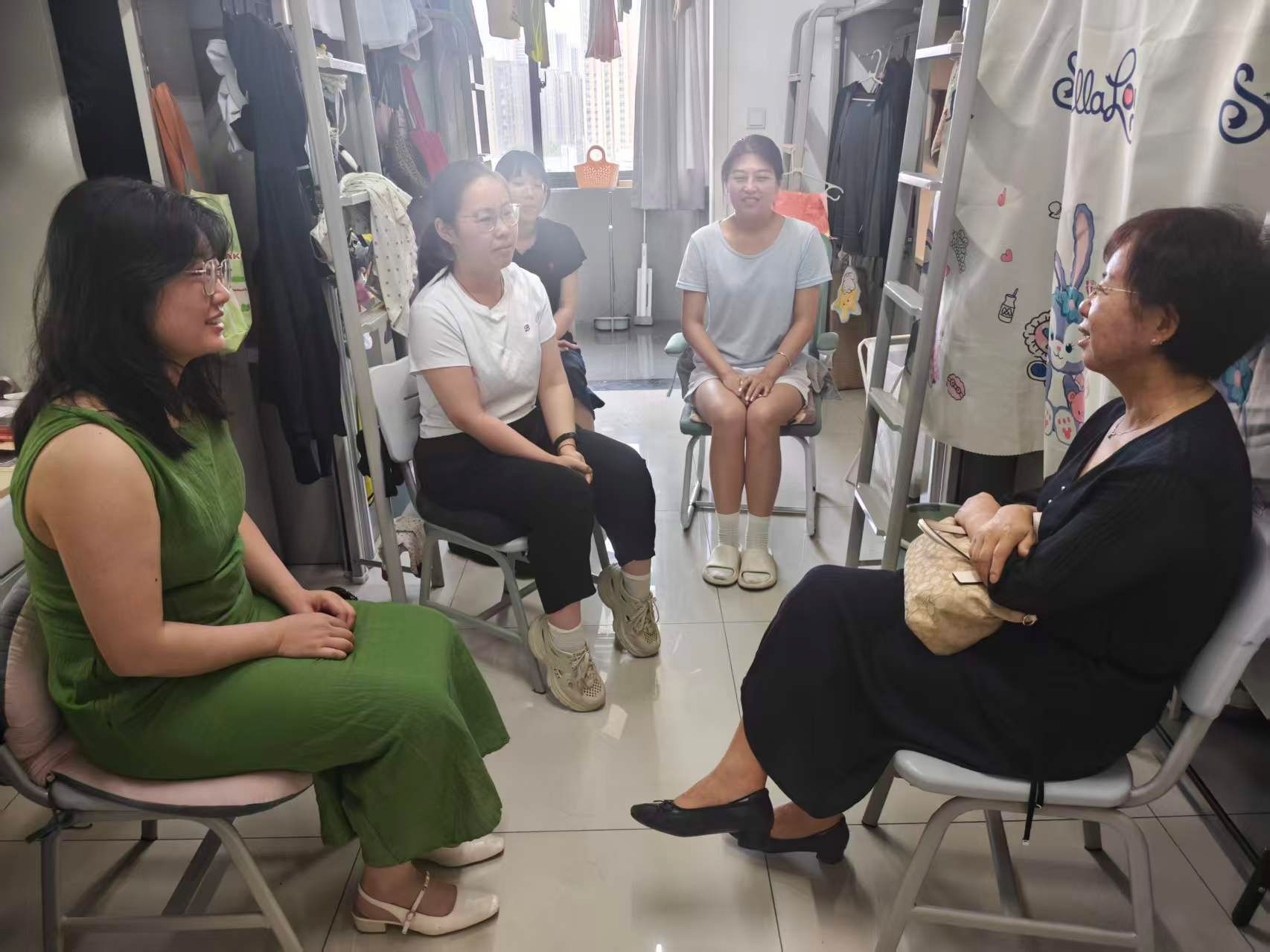 7月15日 走访宿舍暖人心 殷殷关怀助成长--总会计师段小存深入宿舍走访慰问学生  图片2