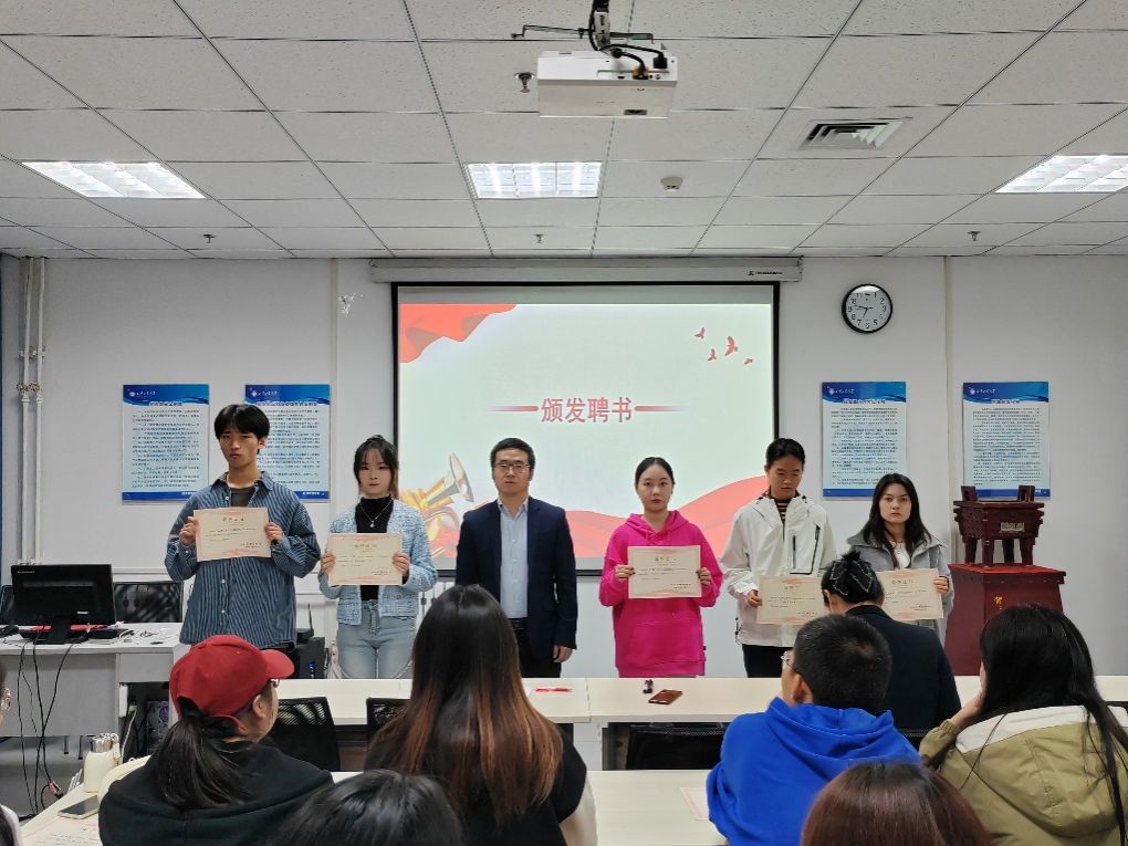 说明: D:\钉钉存储\2024.10.29evolution平台
学风联络员聘书颁发大会照片\微信图片_20241029221630.jpg